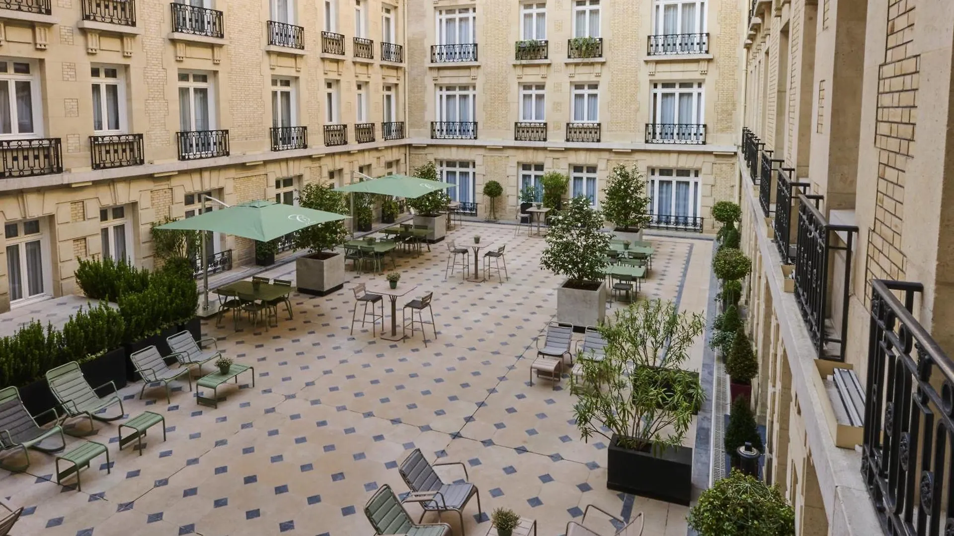 ***** Hotel Fraser Suites Le Claridge Champs-Elysees Paris France